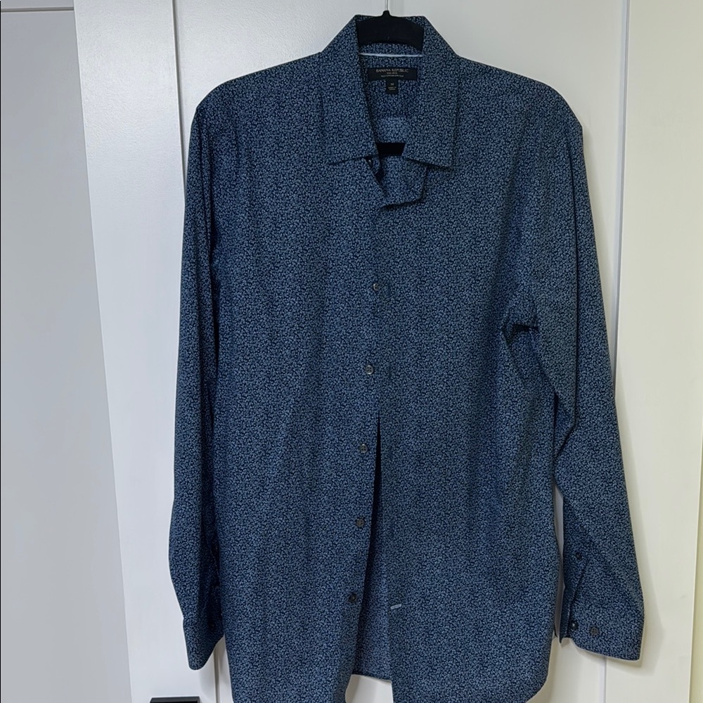 Banana Republic Men's Blue Patterned Button-Up Shirt